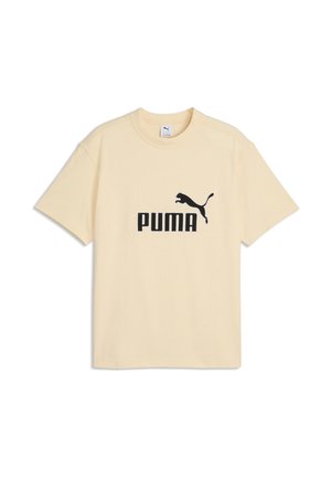 Beige kortærmet Puma T-shirt med rund halsudskæring og sort Puma-logo samt tekst centreret foran.