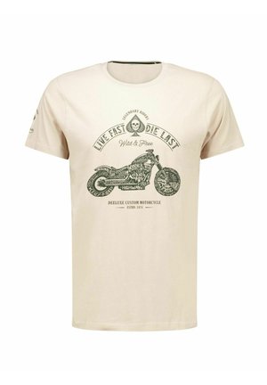 T-shirt beige avec un graphique noir de moto et le texte ""Live Fast Die Last," "Wild & Free," et "Deluxe Custom Motorcycle Estbd. 1974.""
