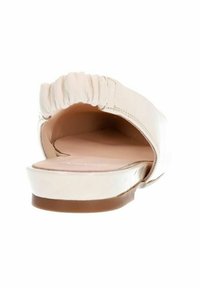Lichtbeige instapschoenen met een geraffineerde bovenkant, platte zool en een gladde textuur. Het interieur heeft een minimalistisch ontwerp met een gevoerde voetbed.
