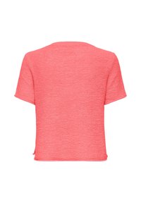 Korallysrosa strikket top med korte ærmer, rund halsudskæring og lige kant vist bagfra på en hvid baggrund.