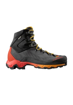 Schwarzer und roter hoher Wanderschuh mit gelben Schnürsenkeln, strukturierter Sohle und GORE-TEX-Label im Knöchelbereich.