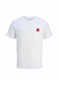 Weißes T-Shirt mit kurzen Ärmeln und Rundhals, mit kleinem roten quadratischen Logo-Patch auf der oberen linken Brust.