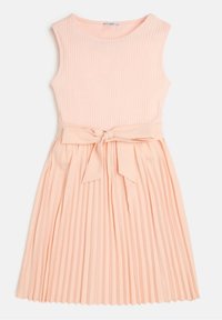 Bezrękawna jasnoróżowa sukienka z prążkowanym topem, plisowaną spódnicą i pasującym paskiem z tkaniny związanym w kokardę w talii.