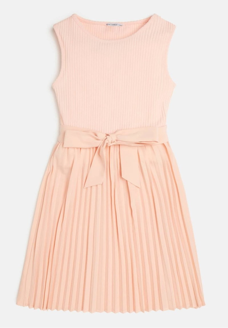 Bezrękawna jasnoróżowa sukienka z prążkowanym topem, plisowaną spódnicą i pasującym paskiem z tkaniny związanym w kokardę w talii.