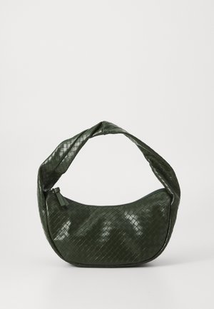 Sac à main en cuir tressé vert foncé avec une courte bandoulière et une fermeture éclair, présenté sur un fond clair uni.