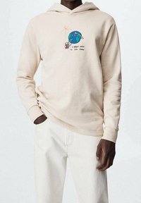 Felpa beige con maniche lunghe e tasca frontale. Presenta una grafica della Terra con una bevanda, con il testo sottostante "HO DAVVERO BISOGNO DI RAFFREDDARMI."