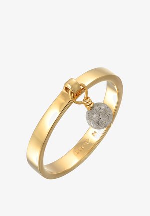 Bague en or avec un bandeau lisse et une perle grise speckled suspendue par un fil en spirale en or. Fini poli avec des surfaces brillantes.