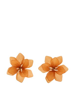 Pomarańczowe przezroczyste kolczyki w kształcie kwiatu z sześcioma płatkami i perełkowymi akcentami na środku, na białym tle.