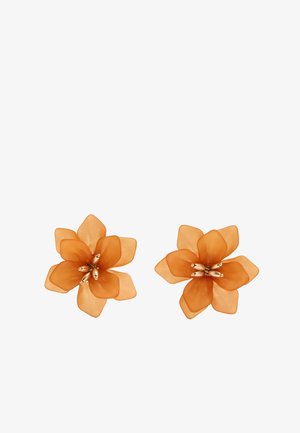 Pomarańczowe przezroczyste kolczyki w kształcie kwiatu z sześcioma płatkami i perełkowymi akcentami na środku, na białym tle.
