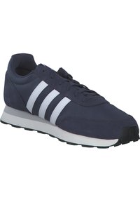 Granatowy but sportowy z białymi paskami, zaokrąglony czubek, amortyzowana podeszwa i teksturowany materiał wierzchni. Posiada sznurowany design oraz wzmocniony zapiętek.