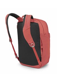 Sac à dos rouge et noir avec des bretelles rembourrées, de forme rectangulaire, extérieur texturé, sangle latérale ajustable et poche latérale pour le rangement.