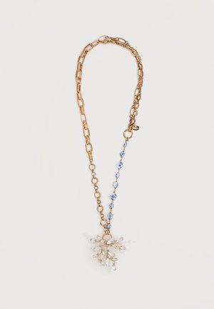 Gouden ketting met gemengde schakels, blauw-witte bloemenkralen en een kristallen hanger in de vorm van een tak.