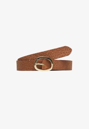 Ceinture en cuir marron texturé avec une boucle ovale dorée. La sangle présente un motif subtil, renforçant son apparence tactile.