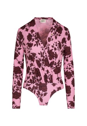 Langarm bodysuit in roze stof met een donkerrode bloemenpatroon, voorzien van een wikkelontwerp en geplooid taille detail. Zachte textuur overal.