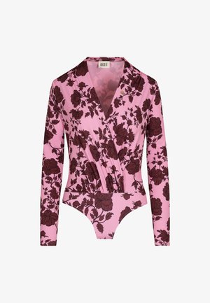 Body z długim rękawem w różowym materiale z ciemnoczerwonym wzorem kwiatowym, z projektem typu wrap i marszczonym detalem w talii. Miękka tekstura na całej powierzchni.