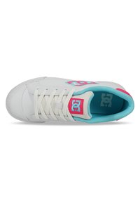 White sneaker with turquoise and pink accents. Features a smooth leather upper, flat laces, and a padded collar. Logo displayed on side.