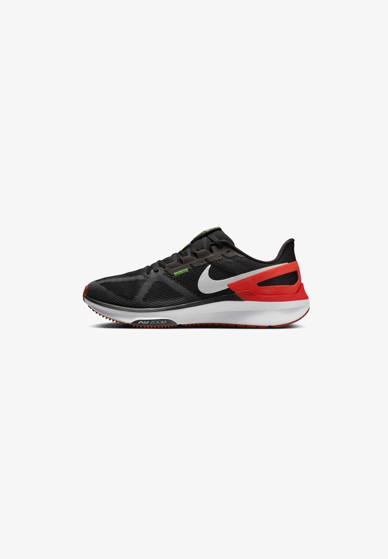 Czarne buty sportowe z siateczkową cholewką, białym logo Swoosh, czerwonymi i białymi akcentami, gumową podeszwą i widoczną technologią Air Zoom.
