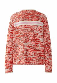 Roter und weißer gemusterter Strickpullover mit langen Ärmeln, einem rundem Ausschnitt und einem horizontalen pastellfarbenen Streifen über dem oberen Rücken.