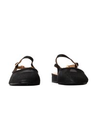Paire de ballerines noires à bride arrière avec motif texturé et petits talons, vue de face sur fond blanc.
