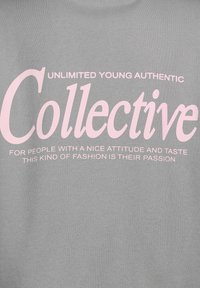 Grauer Kapuzenpullover mit pinkem Text. Die Vorderseite zeigt "Collective" und zusätzliche Phrasen, die Authentizität und Mode-Stil beschreiben. Weicher Stoff.