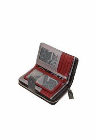 Cartera con cremallera en cuero negro, gris y rojo. Presenta ranuras para tarjetas, ventanas transparentes para identificación y un forro interior con un diseño floral.