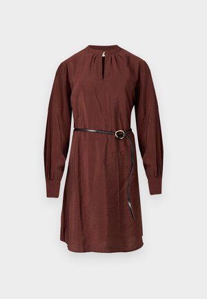 Pruun, kuni põlvedeni ulatuv kleit ümmarguse kaelusega, pikkade puhvsevarrukatega, ees olev keyhole detail ja must nahkline vöö ümmarguse pandlaga.