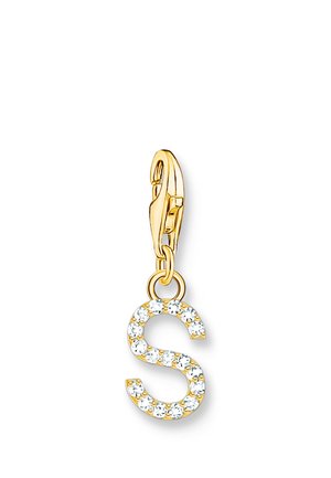 Goldener Anhänger mit dem Buchstaben S, verziert mit kleinen weißen Edelsteinen.