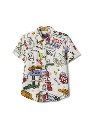 Chemise à manches courtes avec boutons, ornée de panneaux routiers vintage colorés, de références à la Route 66, ainsi que d'images rétro de motels et de stations-service sur tissu blanc.