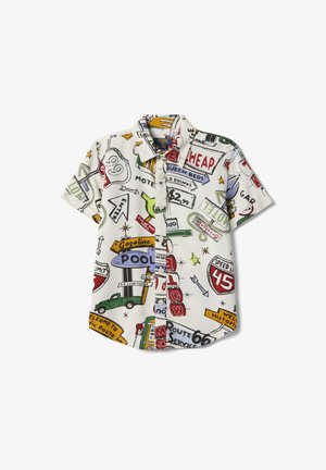 Camicia a maniche corte con bottoni, con segnaletica stradale vintage colorata, riferimenti alla Route 66 e immagini retrò di motel e benzina su tessuto bianco.