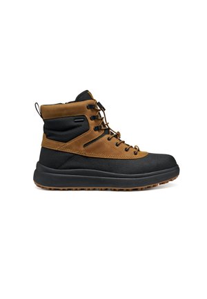 Botas altas con una combinación de material sintético negro y cuero marrón. Presentan acentos texturizados, diseño con cordones y suelas robustas.