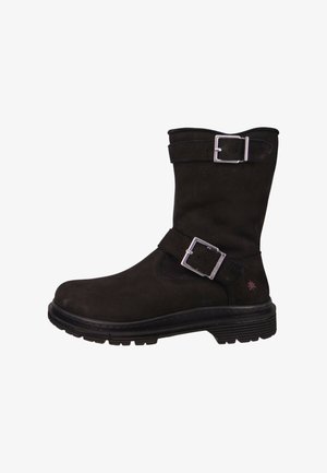 Botín de ante negro con dos hebillas plateadas, punta redondeada y suela de goma texturizada. Presenta una altura de botín corta.