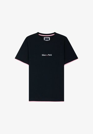 T-shirt noir à manches courtes avec bordure rose sur les manches et l'ourlet, arborant le logo "Eden Park" avec un petit nœud papillon au centre.