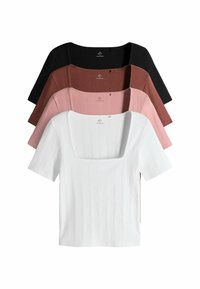 Vzorované krátke rukávové topy v čiernej, hnedej, ružovej a bielej farbe s hranatým výstrihom a textúrovanou látkou, usporiadané v prekryvných vrstvách.