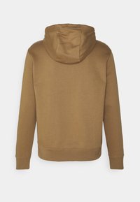Bruine hoodie met een gladde textuur, voorzien van een kangoeroezak en geribbelde manchetten. Eenvoudig ontwerp zonder zichtbare logo's of patronen.
