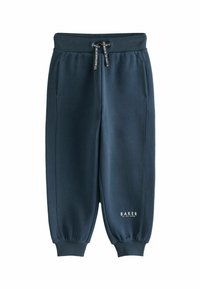 Marineblauwe sweatpants gemaakt van zacht materiaal, met een elastische tailleband met trekkoord, zijzakken en geribbelde boorden. Merklogo zichtbaar.