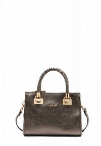 Sac à main en cuir gris foncé avec une finition texturée, des poignées tressées, des accessoires dorés et un détail logo à l'avant. Comprend une bandoulière amovible.