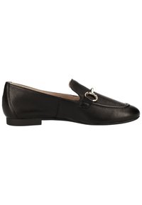 Mocassin en cuir noir avec petit talon et détail boucle métallique argentée sur le dessus, présenté de profil sur fond blanc.