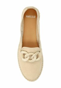 Beige suède instap schoenen met een decoratieve crèmekleurige kettingaccent aan de voorkant en gestikte randen. Zachte textuur en ronde vorm.