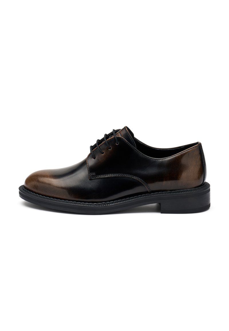 Scarpa da uomo elegante in pelle lucida nera e marrone con lacci, punta arrotondata e suola nera, vista dal lato esterno.