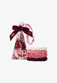 En uppsättning av fyra silkes-scrunchies i ljusrosa, mörkrosa, vit och plommon, förpackade i en transparent konformad låda med en mörkröd sammetsrosett.