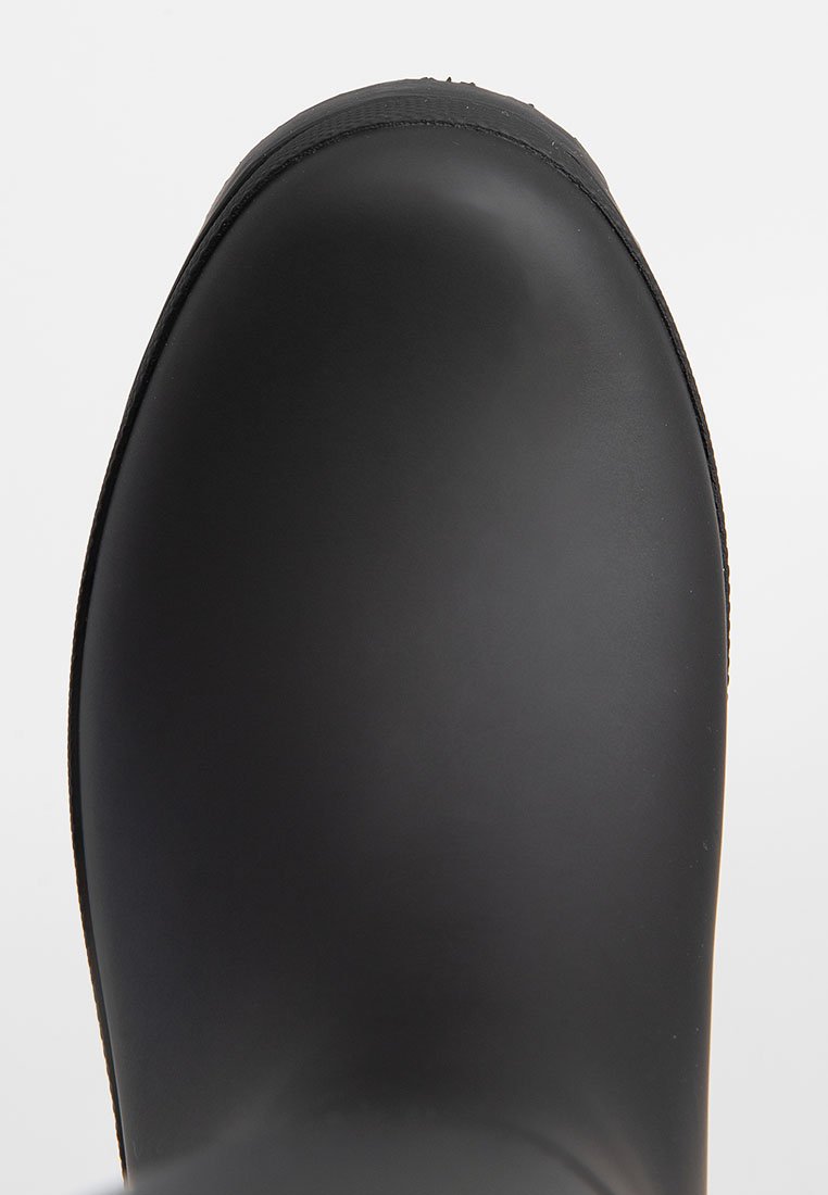 Schwarzer Gummistiefel mit einer glatten, matten Oberfläche, abgerundeter Zehenpartie und ohne auffällige Muster oder Beschläge. Die Sohle hat eine leichte Profilierung für besseren Halt.
