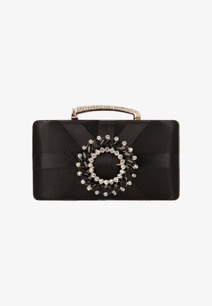 Zwarte satijnen clutch met een sierlijke cirkelvormige versiering met zwarte en heldere stenen, een decoratief metalen handvat en gedetailleerde lintaccenten.