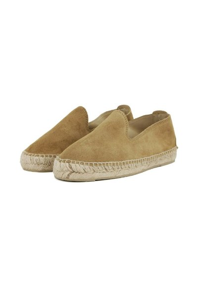 Scarpe slip-on in suede color beige, con punta arrotondata e suola in juta intrecciata. La parte superiore ha una superficie liscia senza decorazioni.