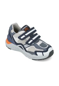 Sneaker sportivo con una tomaia in mesh navy, bianco e grigio. Presenta tre cinturini in Velcro navy, sovrapposizioni testurizzate e un accento arancione sul tallone.