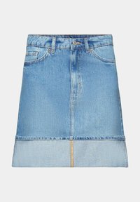 Jupe mini en denim bleu clair avec poches avant, passants de ceinture, fermeture à bouton et un détail d'ourlet replié.