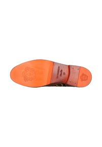 Suela de zapato de cuero con una parte inferior de goma naranja, que presenta un patrón texturizado, un logo en relieve y acentos marrones.
