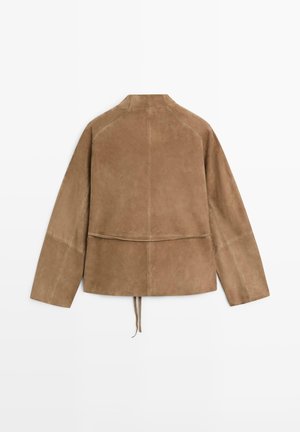 Hnědá semišová bunda s dlouhými rukávy, detaily švů a nastavitelnými šňůrkami na zadním lemu, zobrazená zezadu na bílém pozadí.