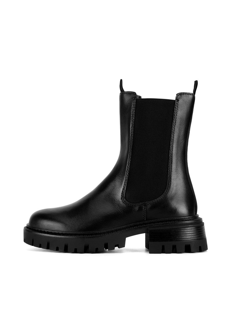Czarne skórzane botki za kostkę z elastycznymi bocznymi panelami, okrągłymi noskami i masywnymi czarnymi gumowymi podeszwami. Posiadają pętle ułatwiające zakładanie.