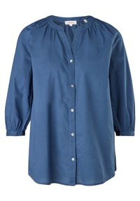 Blusa azul de manga larga con cuello redondo, cierre frontal de botones, tela fruncida cerca de los hombros y puños, y corte holgado.