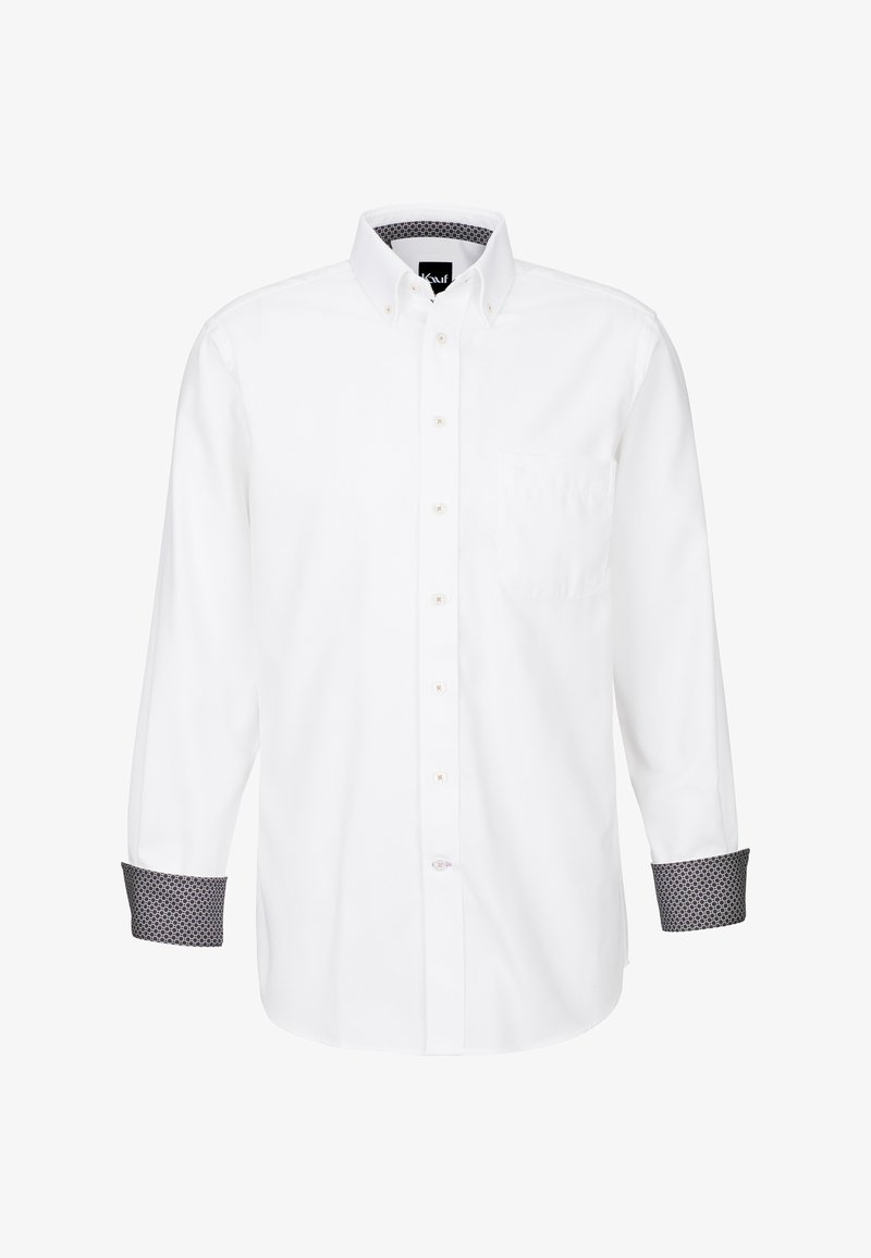 Camicia bianca con colletto button-down, maniche lunghe e taschino sul lato sinistro del petto. I polsini presentano un motivo geometrico nero a contrasto.